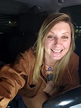 SheIsSomething live sex cam