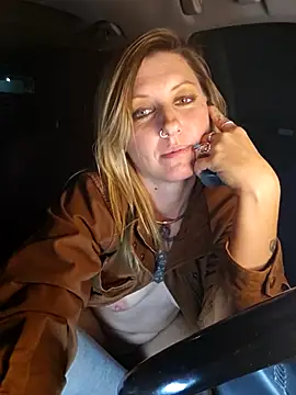 SheIsSomething's cam snapshot