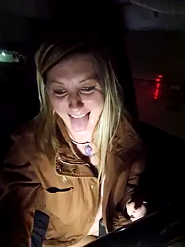 SheIsSomething's cam snapshot