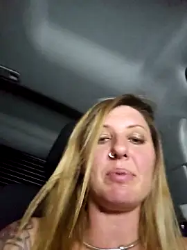 SheIsSomething live sex cam