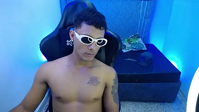 The_twinks_'s cam snapshot