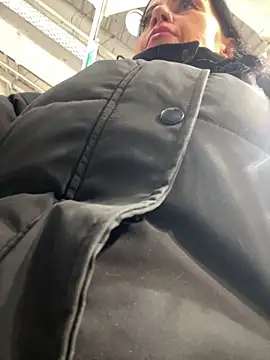 CrazzyChicks live sex cam