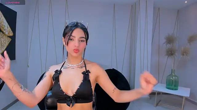 CarolineEvans_x's cam snapshot