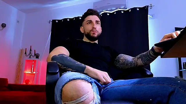 MightyAaron66 live sex cam