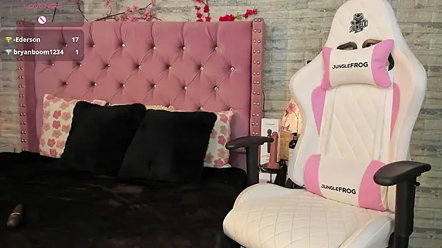 NaiaWhisper's cam snapshot