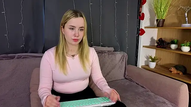 IvetteLabore live sex cam