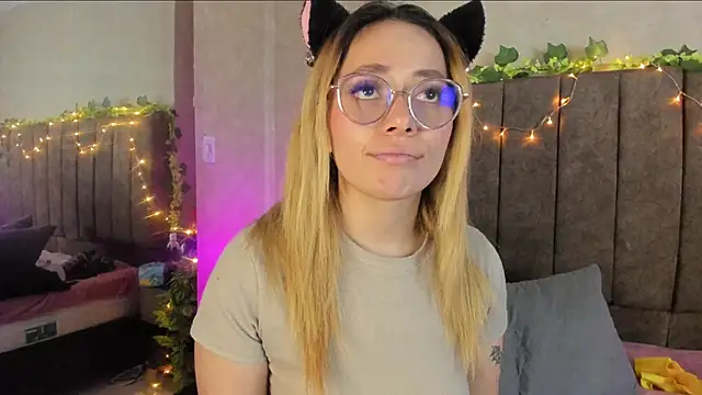 LanaMills_'s cam snapshot