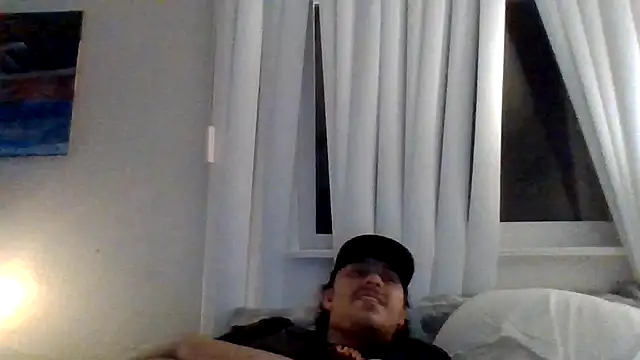 Tallhungandcloudy's cam snapshot