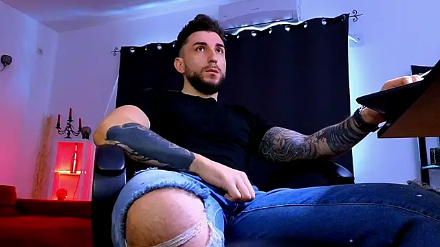 MightyAaron66 live sex cam