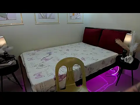 UrMajesticGODDESS live sex cam