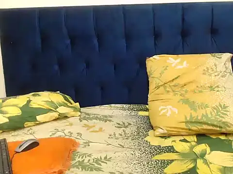 CurvyAssXX21's cam snapshot