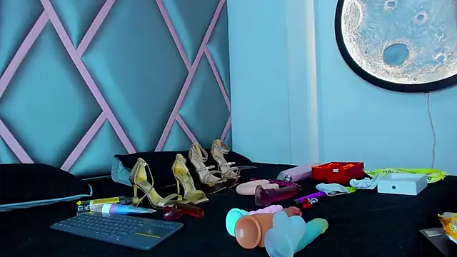 Emily-Queen03 live sex cam