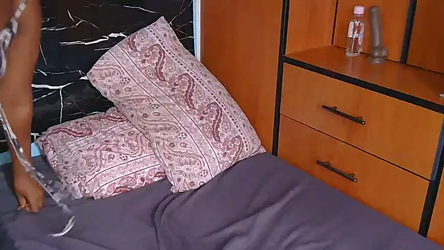 EbonyAlphaBitch live sex cam