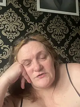 Busty-GilfQuinn live sex cam