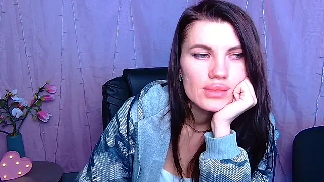 MilaLoona live sex cam