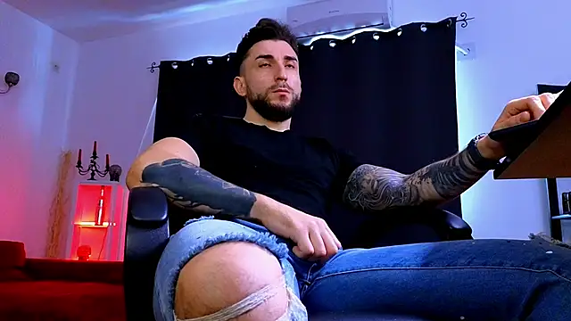 MightyAaron66 live sex cam