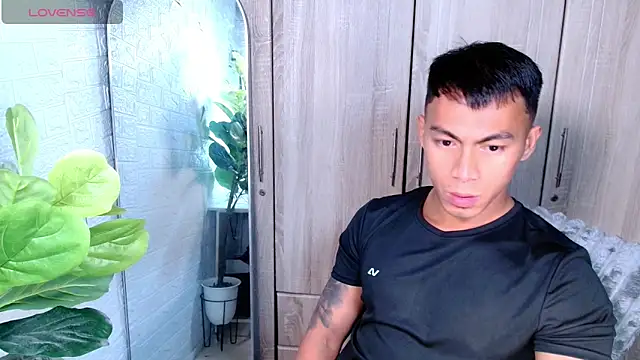 PinooyMilker live sex cam