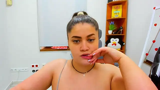 Maddinia live sex cam