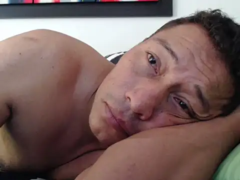 pareja_latina2214's cam snapshot