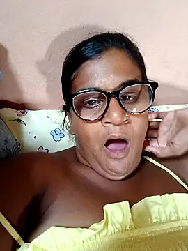 indianstrawberrylips4u's cam snapshot