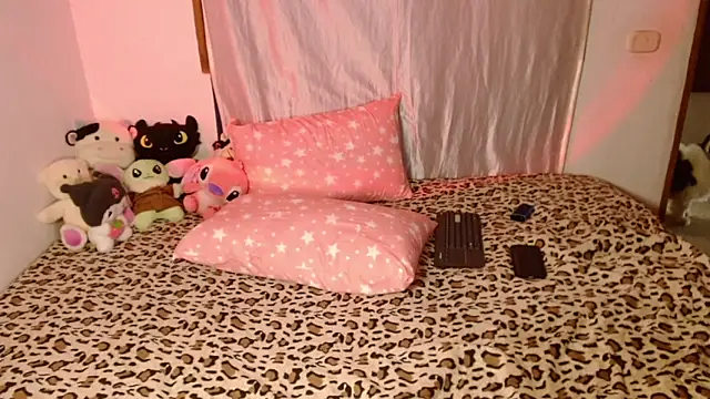 chloe_roxy's cam snapshot