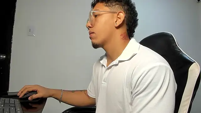 MaxSeduce23 live sex cam