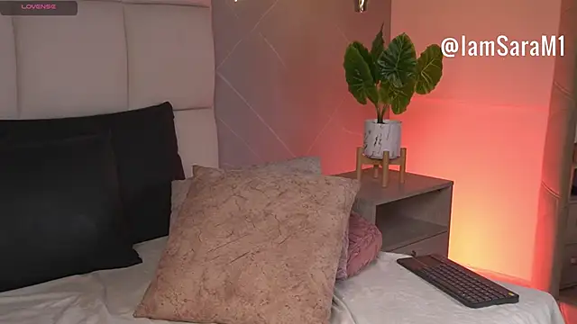 SaraMonroe1 live sex cam