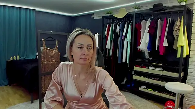 Julia_Cherry_ live sex cam