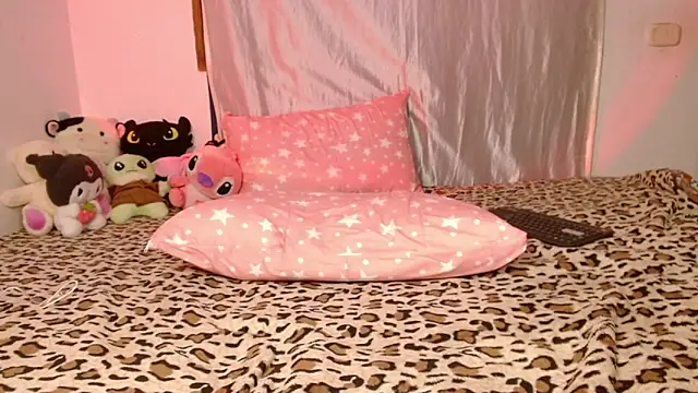 chloe_roxy's cam snapshot