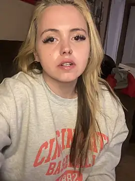 JuicyExxxperience's cam snapshot