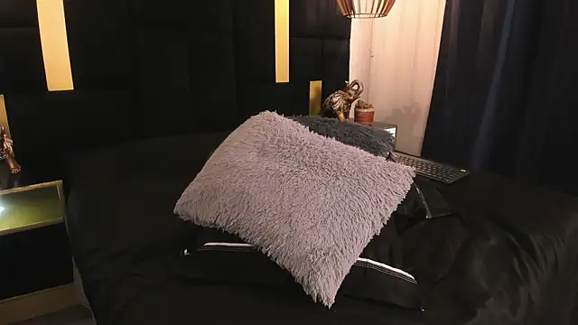 Lucio__Fox live sex cam