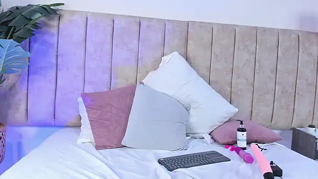 Kiira_Monroe's cam snapshot