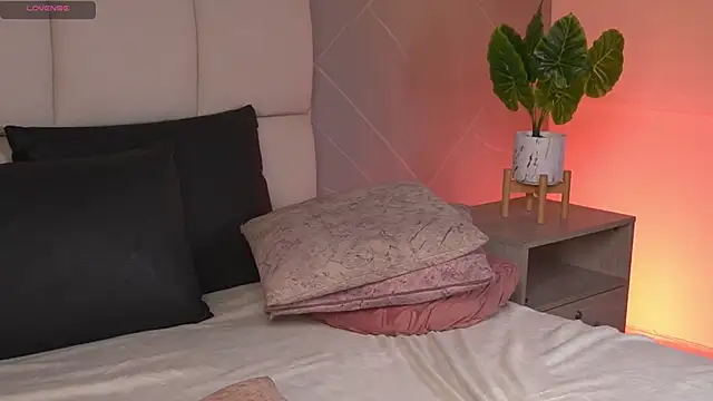 SaraMonroe1 live sex cam