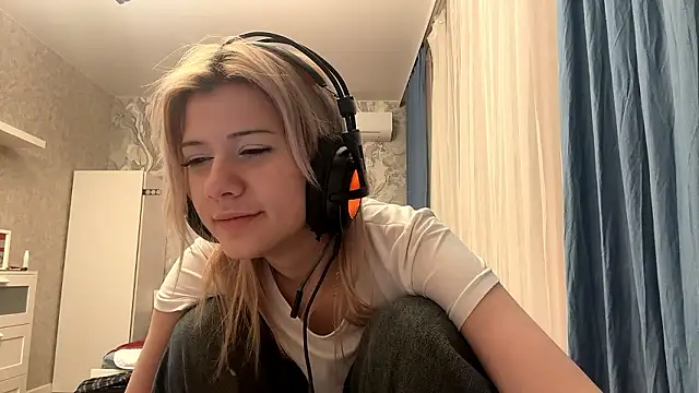 LadyFoxLove's cam snapshot