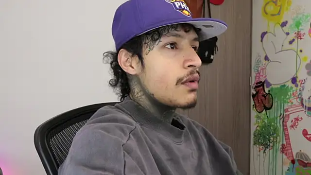 trieone live sex cam