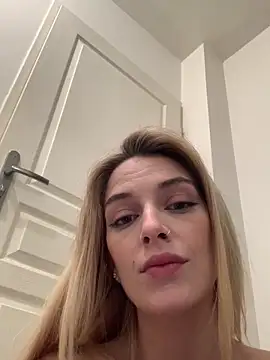 Bellalolahot's cam snapshot