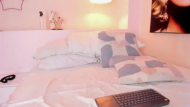 mia_mendoza_'s cam snapshot