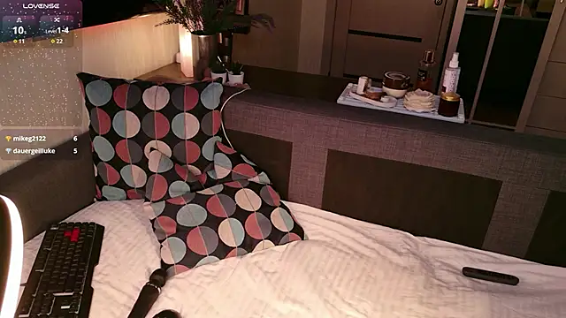 bratwifelina's cam snapshot