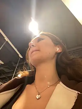 QuitieLia live sex cam