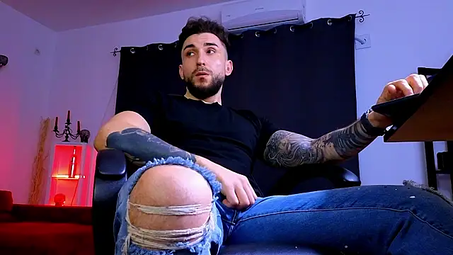 MightyAaron66 live sex cam