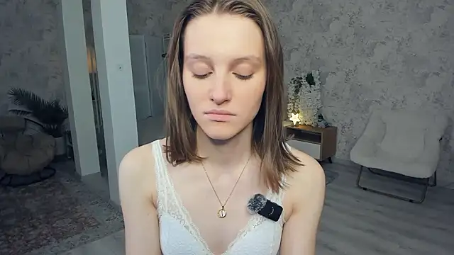 LianneBynon live sex cam