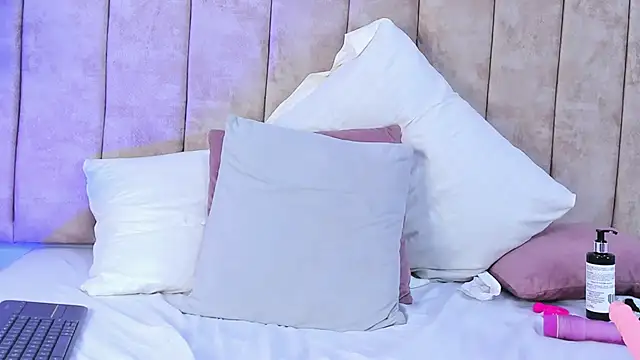 Kiira_Monroe's cam snapshot