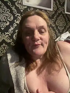 Busty-GilfQuinn's cam snapshot