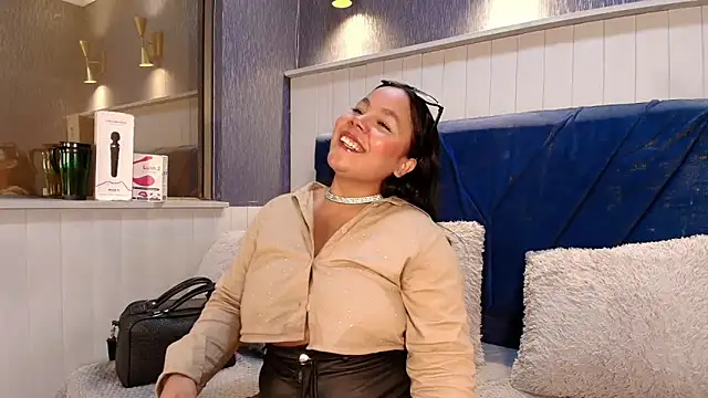 EmilyQueen3x live sex cam