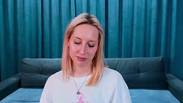 EmilyReyess's cam snapshot