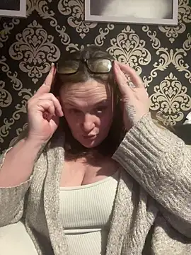 Busty-GilfQuinn's cam snapshot