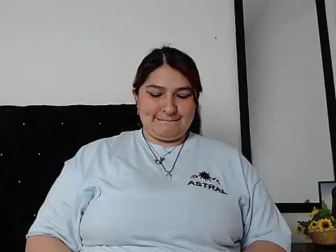 LauraHorny69's cam snapshot