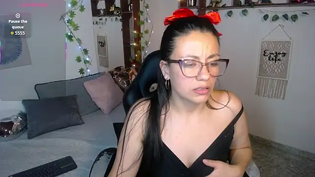 QueenRose94's cam snapshot