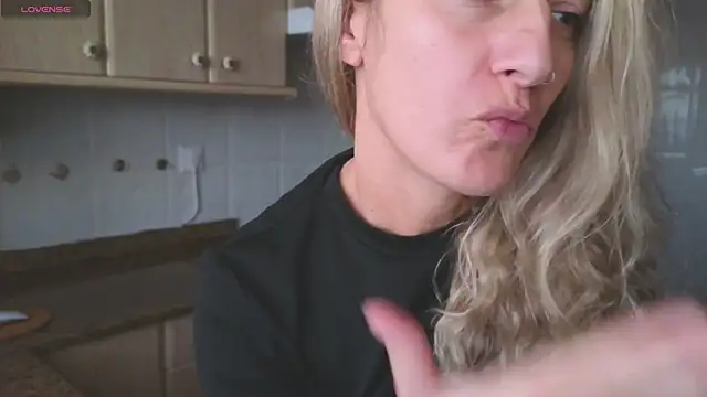 Lunamix live sex cam