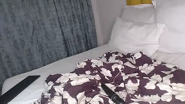 Bella_2025's cam snapshot